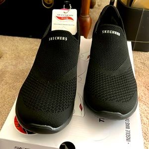 Skechers Arch Fit Walking Shoe- Brand New, Never Worn